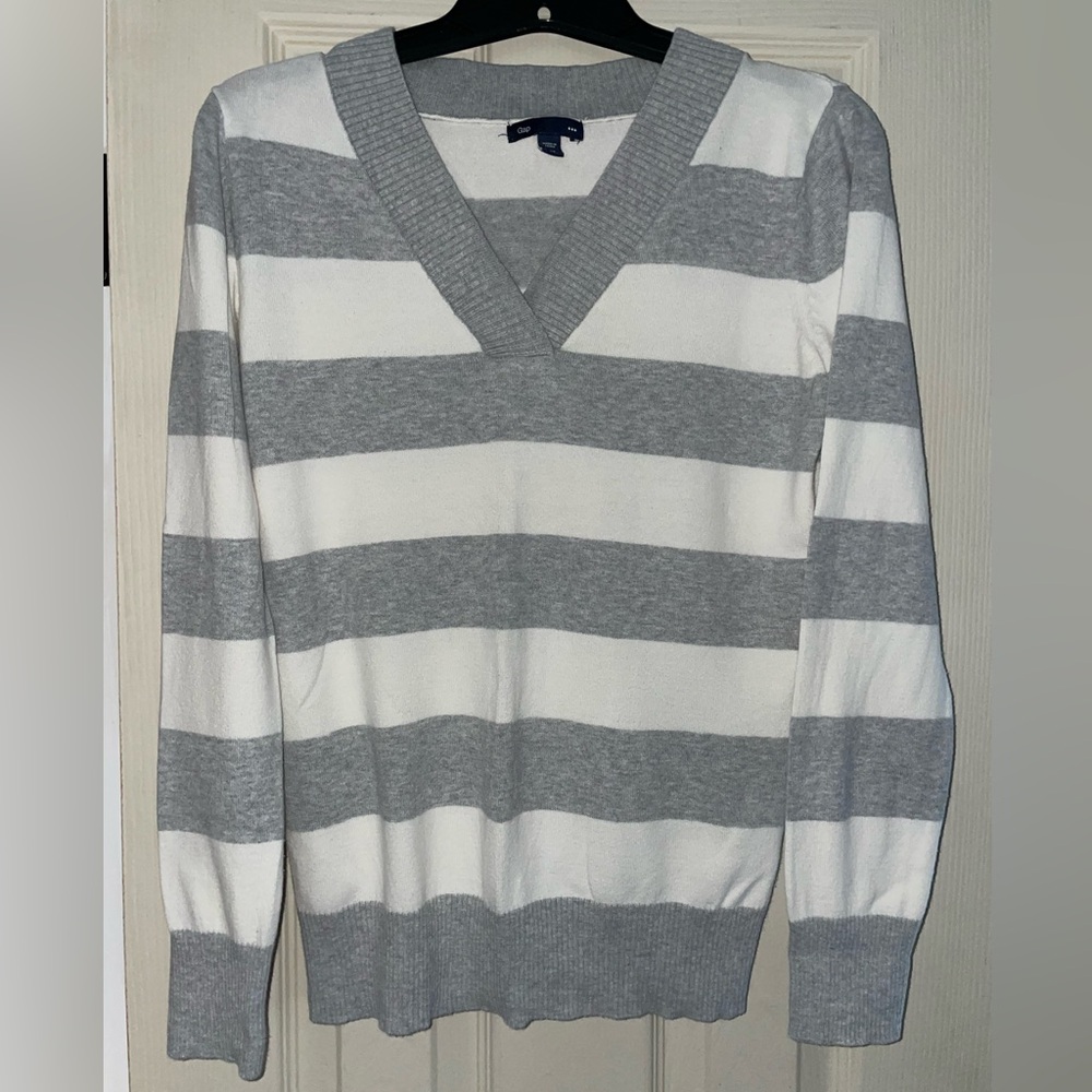 GAP Heather Gray and White Light Weight Sweater